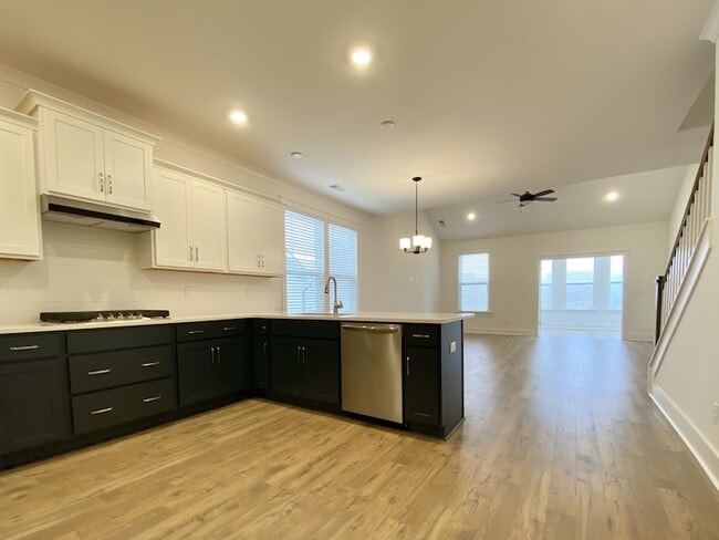 Building Photo - 647 Conifer Dr