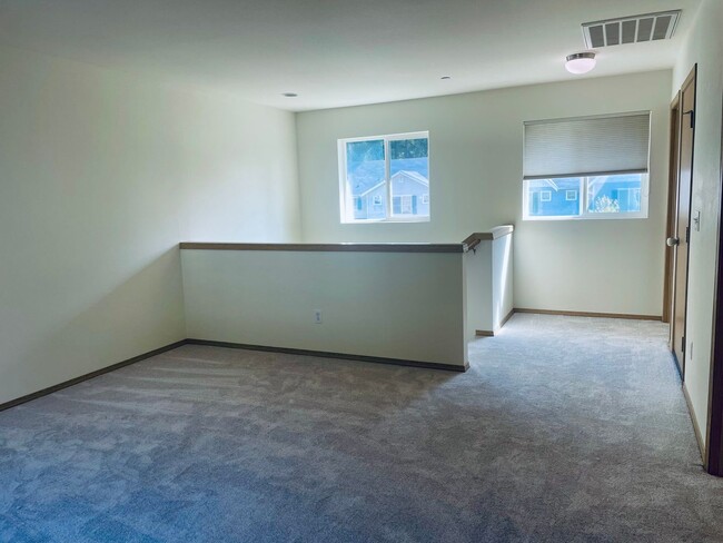 Building Photo - Delightful DuPont 3 Bedroom Home