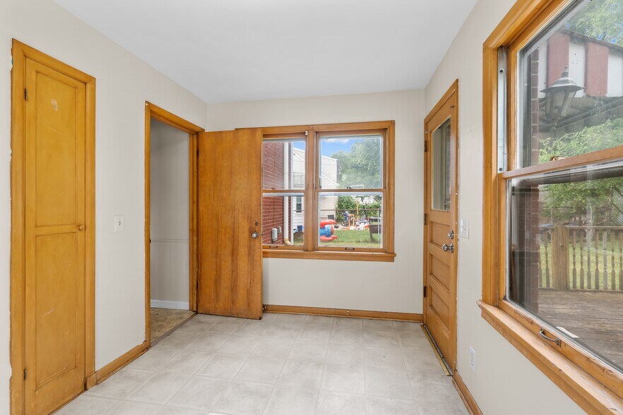 Building Photo - 2024 Southmoor Dr