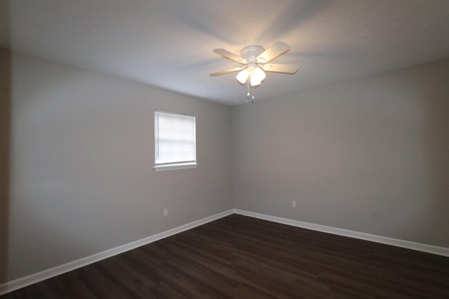 Building Photo - 402 Lakeview Dr