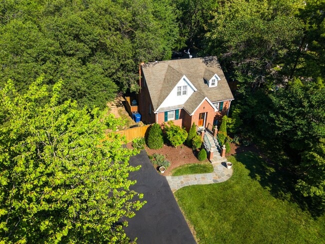 Building Photo - 903 Crestview Dr
