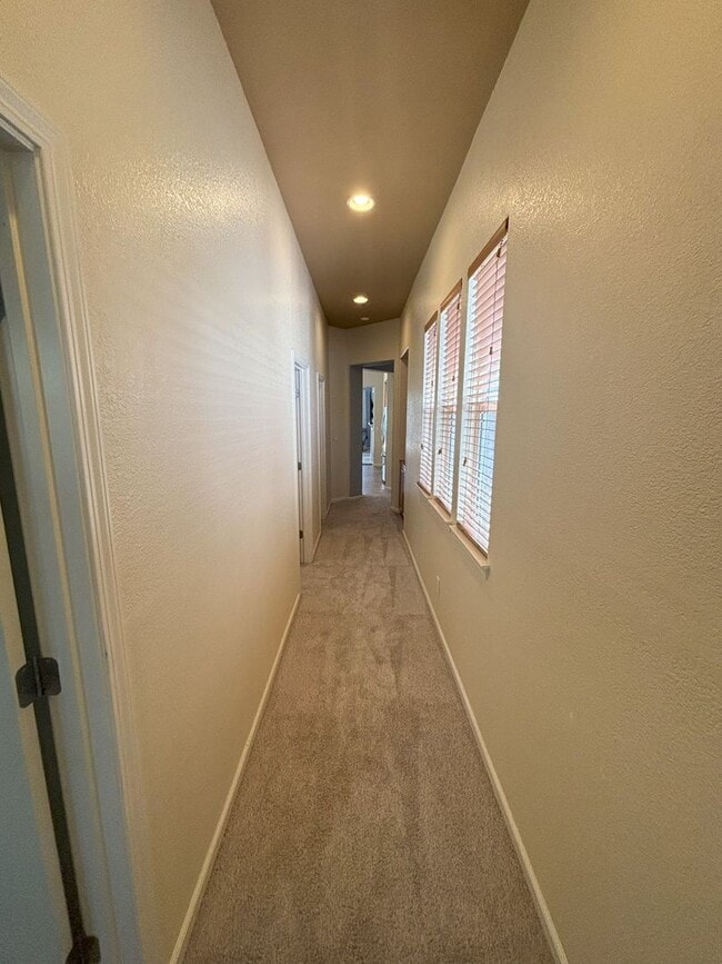 Building Photo - Sprawling Home Near UNR - One Level Living...