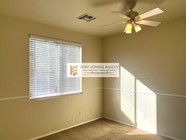 Building Photo - 3/2.5 2 car garage/washer/dryer/private yard