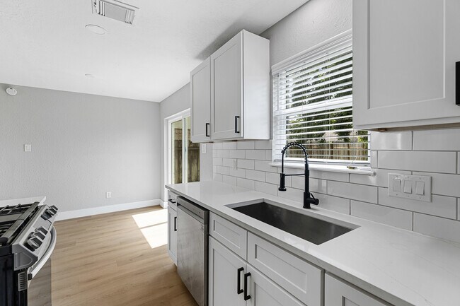 Building Photo - 12223 Kingslake Forest Dr