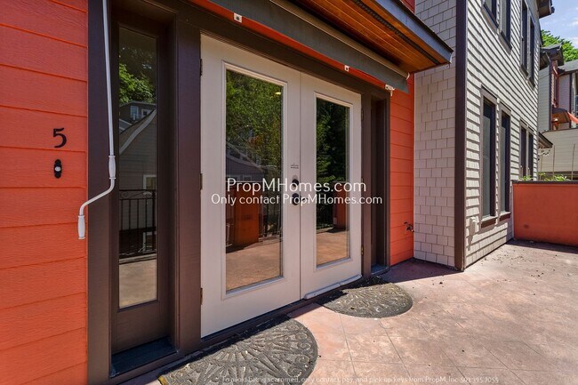 Building Photo - Two-Bedroom End Unit Condo in Goose Hollow! FREE PET RENT & DEPOSIT SPECIAL