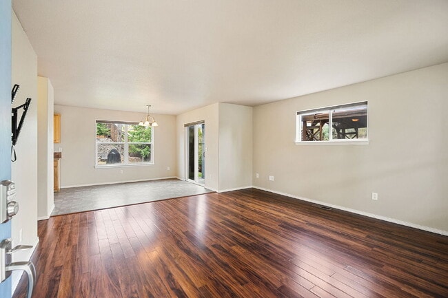 Building Photo - Spacious 3 Bed Home in Southeast Bend