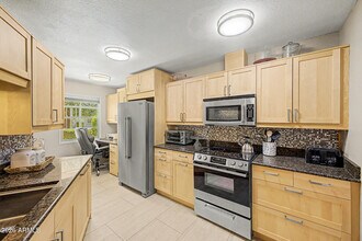 Building Photo - 10454 W Palmeras Dr