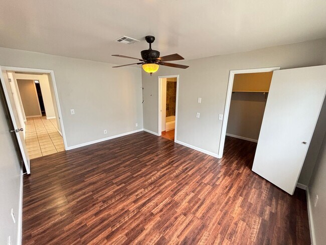 Building Photo - Beautiful 3Bed/2Bath Home located in South...