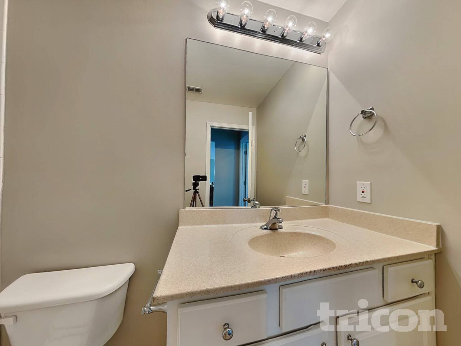 Building Photo - 1533 Country Wood Dr