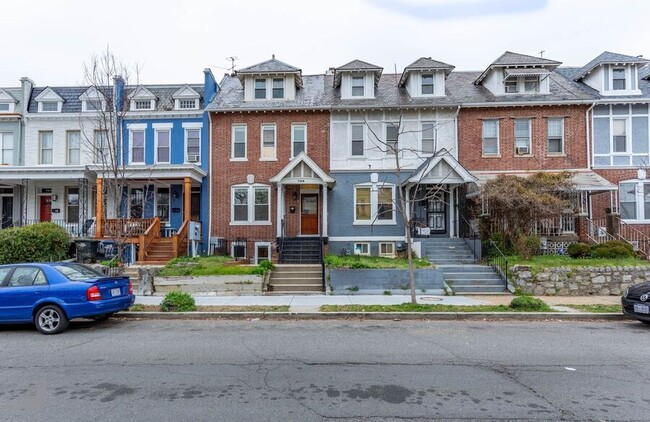 Building Photo - Excellent English Basement in Parkview!