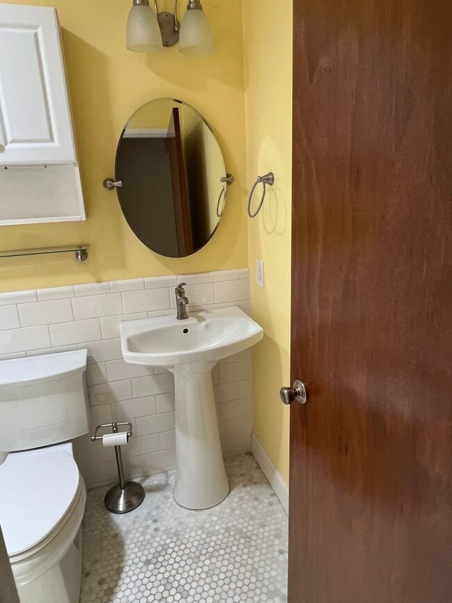 Building Photo - 913 Tara Pl