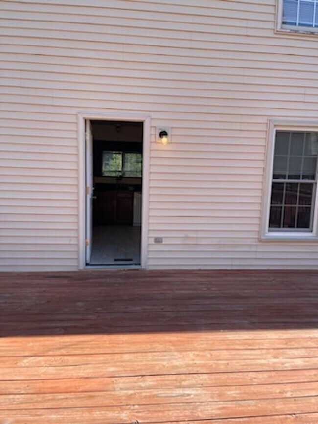 Building Photo - 5516 Sully Lake Dr