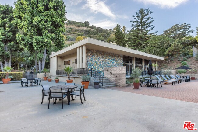 Building Photo - 6732 Hillpark Dr