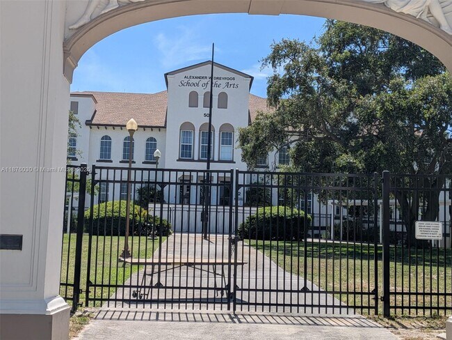 Building Photo - 403 S Sapodilla Ave