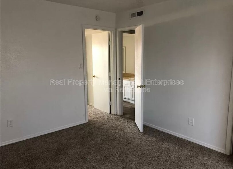 Building Photo - 1705 Beaumont Dr