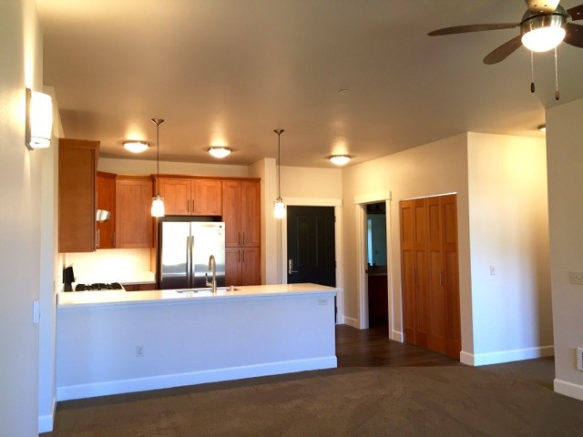 Building Photo - Meydenbauer Creek Apartments