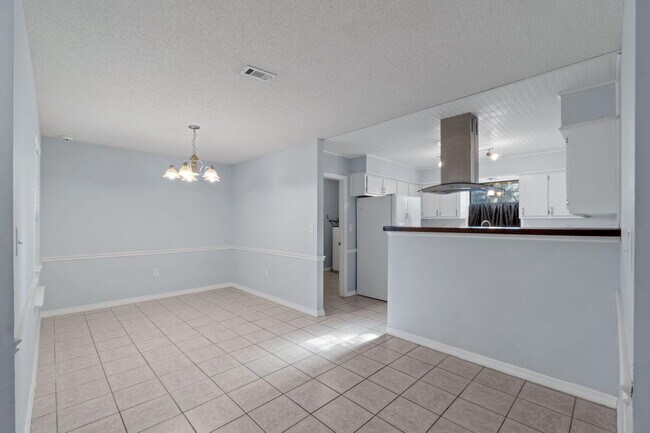 Building Photo - 502 Krest Dr