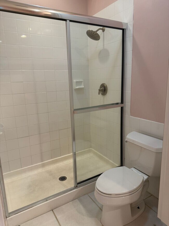 Building Photo - Lakeside Luxury Living in Island Walk – 3B...