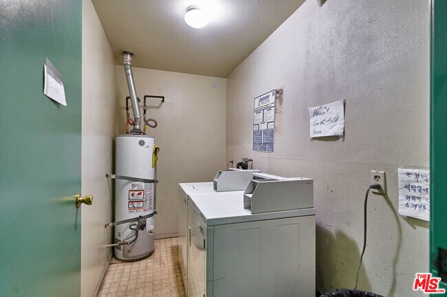 Building Photo - 820 S St Andrews Pl