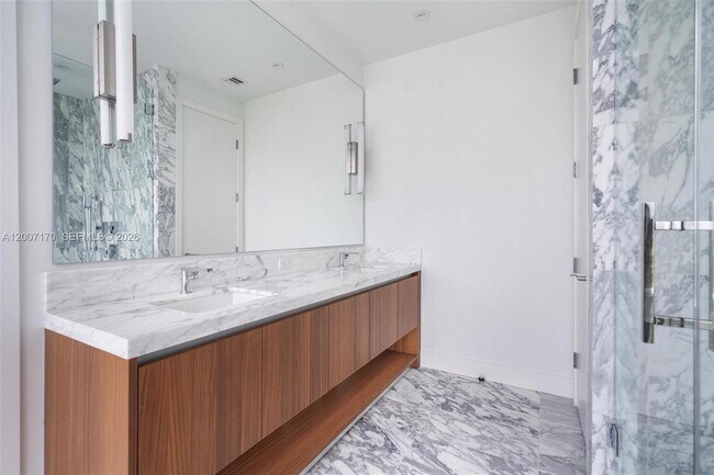 Building Photo - 175 SE 25th Rd