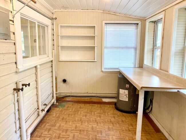 Building Photo - Crystal River Cottage!