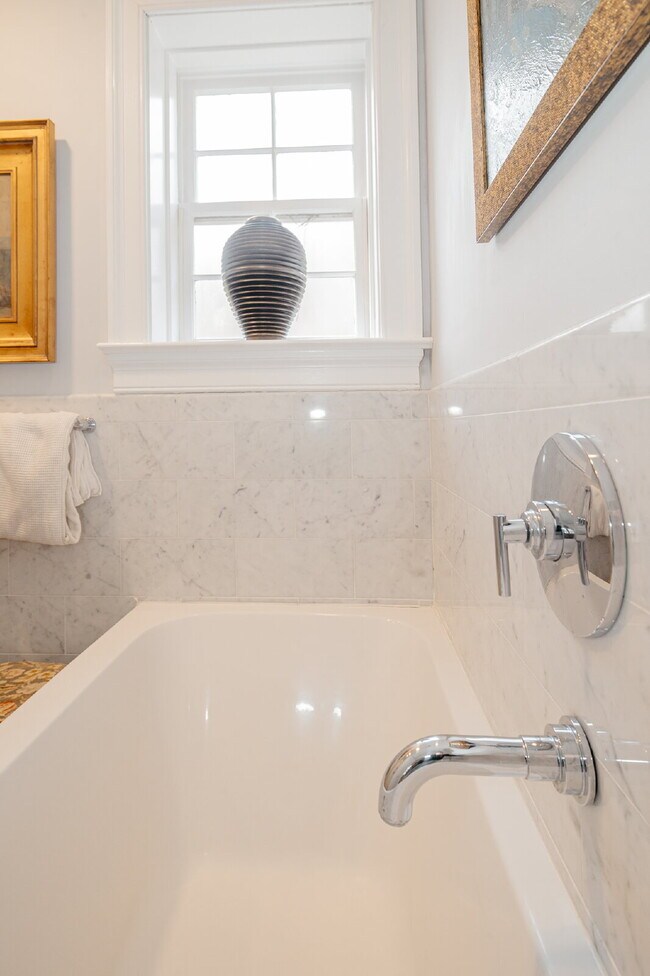 Building Photo - Spacious 1-Bedroom Fully Furnished Townhome in Historic Charleston!