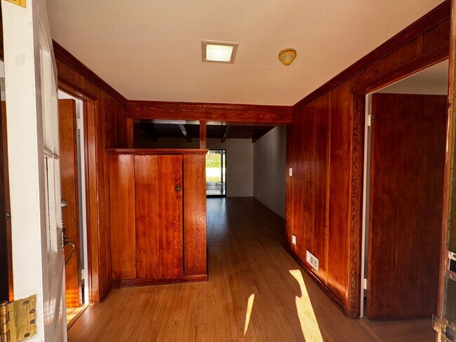 Building Photo - SPACIOUS 3 BEDROOM 2.5 BATH IN THE HEART OF LOS FELIZ