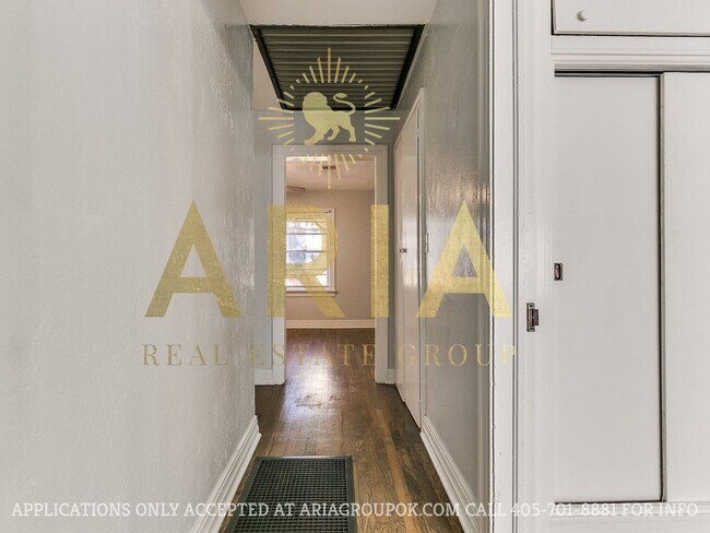 Building Photo - COMING SOON! 2 Bed/2 Bath Duplex Super Clo...