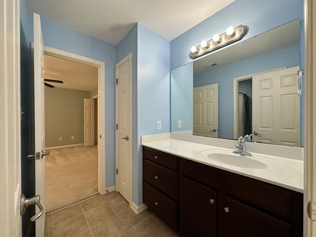 Building Photo - Townhome in a great location!