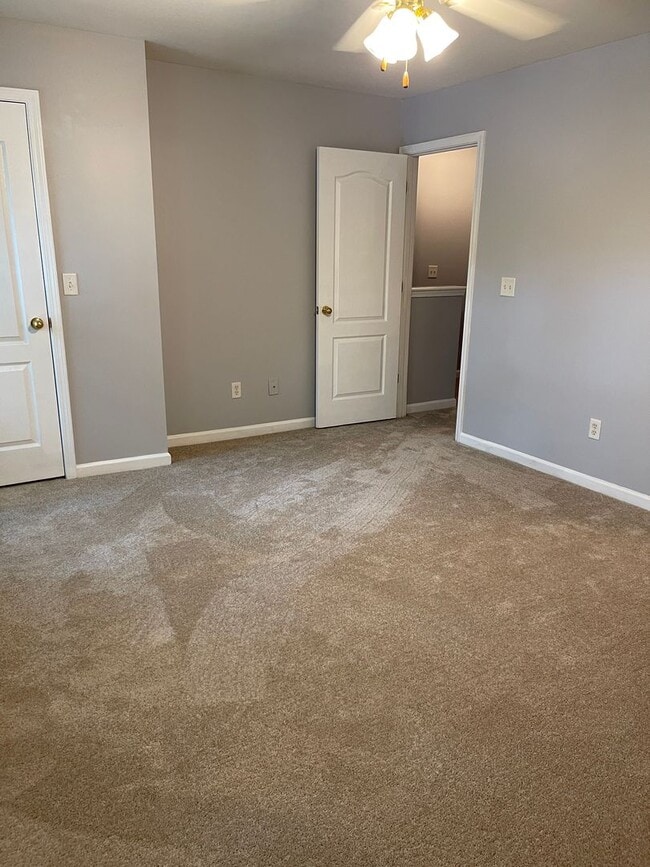 Building Photo - Spacious Townhouse