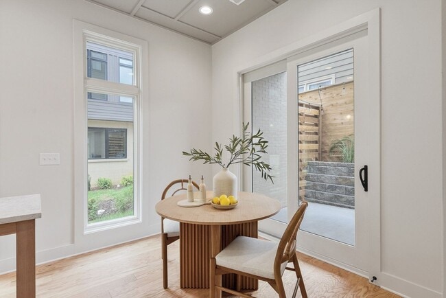 Building Photo - Stunning End Unit Townhome in Salemtown