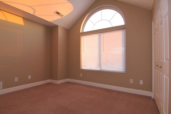 Building Photo - Beautifully Renovated Large 4 bedroom Dupl...