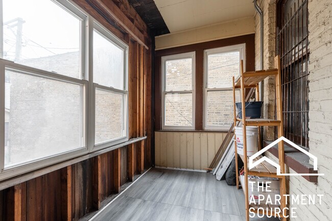 Building Photo - 2042 W Armitage Ave