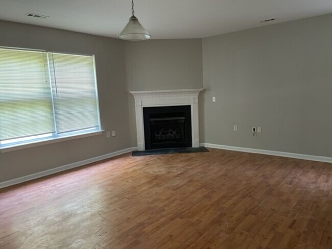 Building Photo - Stunning 4 Bedroom Home in Coulwood East Community