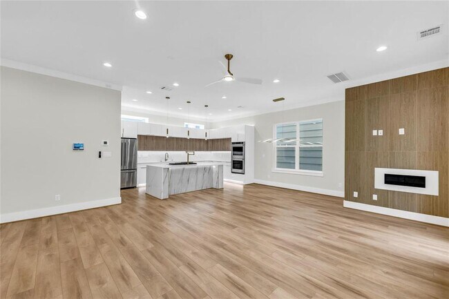 Building Photo - 602 W 28th St
