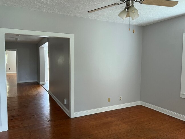 Building Photo - 3 bed 2 full bath -one level house in Jone...