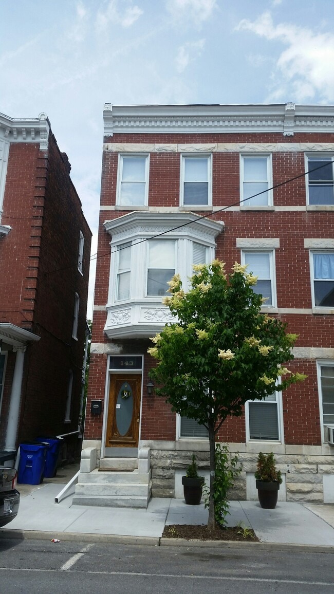 Primary Photo - 143 S Mulberry St