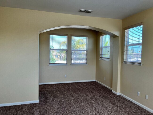 Building Photo - Beautiful home in Reflections gated community