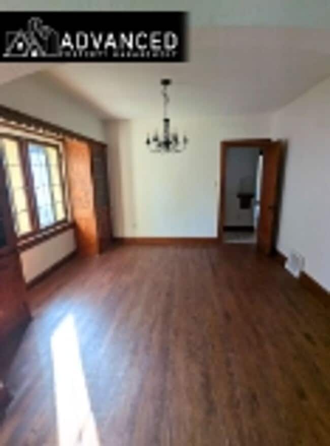 Building Photo - Charming 2-Bedroom Lower Unit in Milwaukee’s Tippecanoe Neighborhood – Available Now!