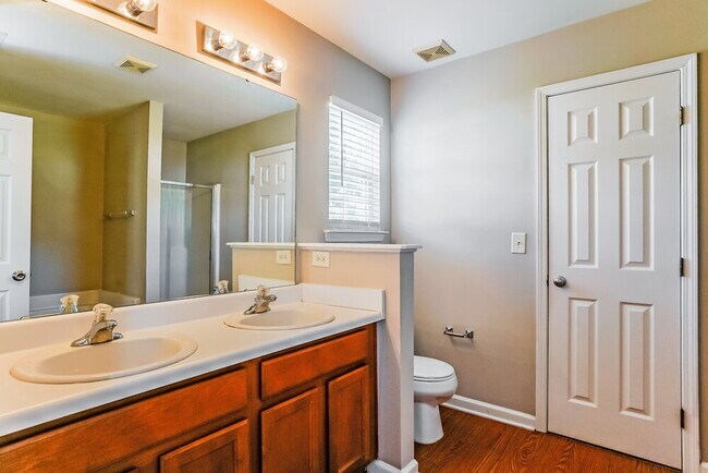 Building Photo - 4001 Laurel Glen Dr