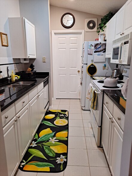 Building Photo - 6729 Meadow Creek Dr