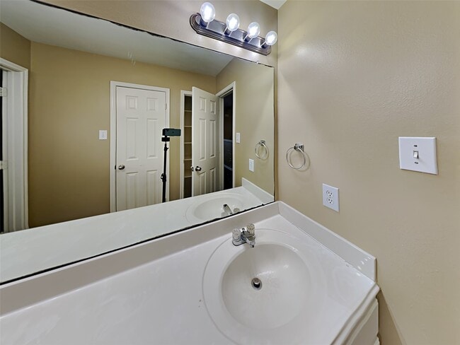 Building Photo - 1927 Makenna Ln