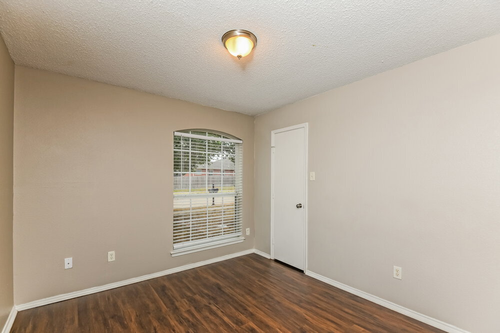 Building Photo - 825 Mesa Vista Dr