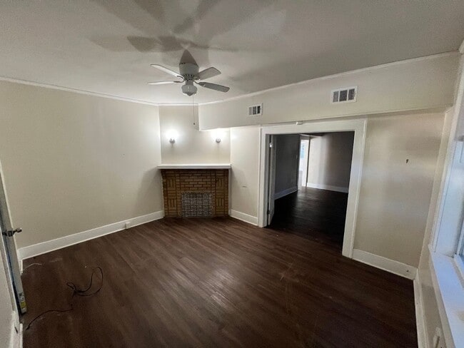 Building Photo - MOVE IN READY