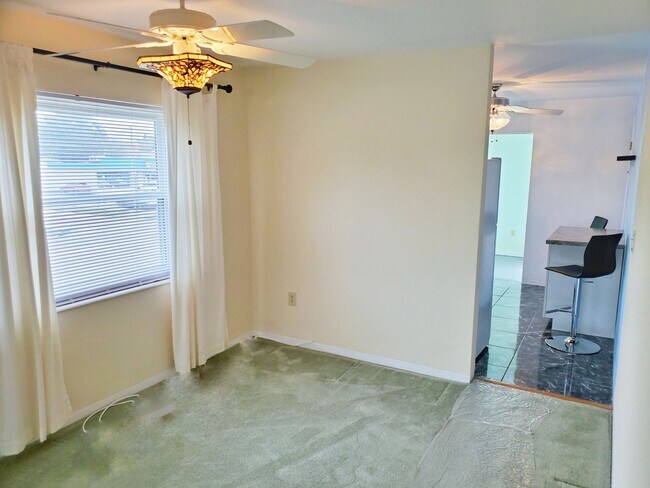 Building Photo - 2 Bedroom 1 Bath Second Floor Condo in St....