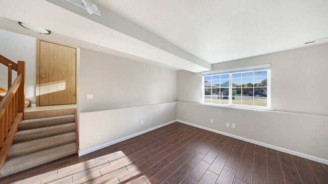 Building Photo - 3 Bed 2 Bath - Large Yard - Group - Dog Fr...