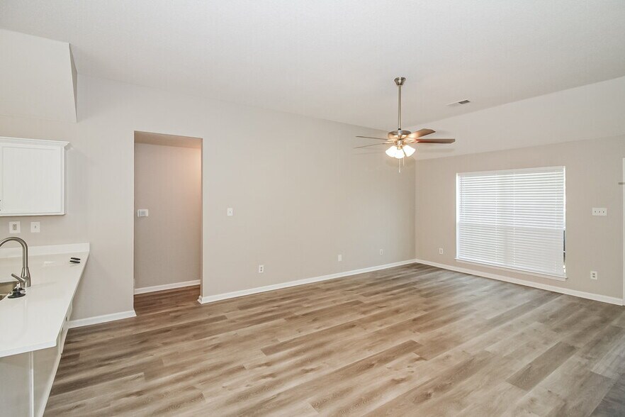 Building Photo - 160 Garden View Dr
