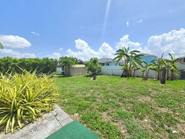 Building Photo - 3 Bedroom W/ Den + Office Space + 2 Car Garage and Fenced in Yard - Annual Rental