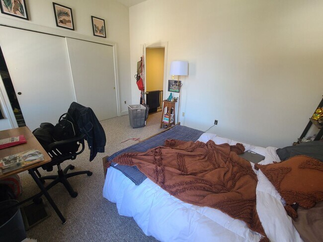 Building Photo - Spacious 2BR/1.5BTH w/ HW Floors, New Kitc...