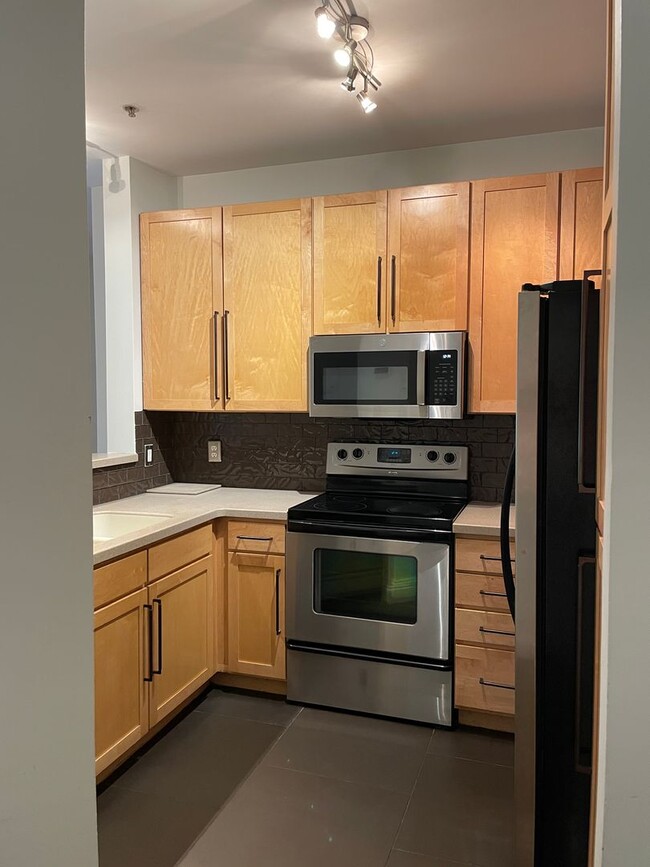 Building Photo - Upscale Condo In Park West